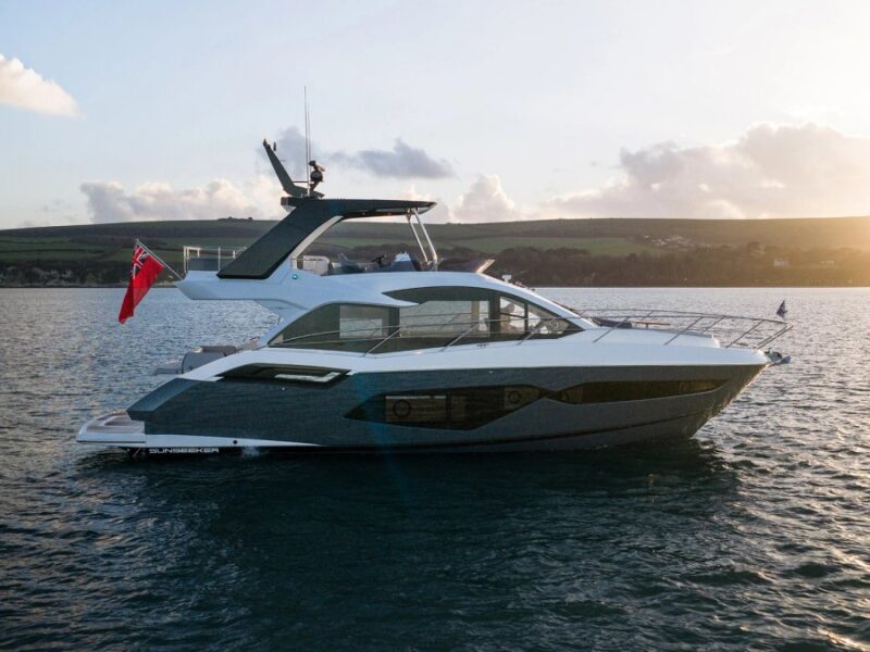 Sunseeker Manhattan 56: Kokpitte dönüşebilen yaşam alanı