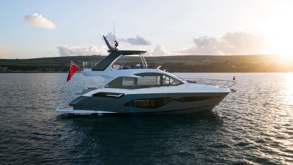 Sunseeker Manhattan 56: Kokpitte dönüşebilen yaşam alanı