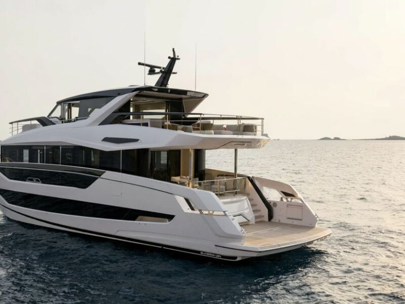 Sunseeker 82 Ocean Enclosed: Kapalı üst güverte yaklaşımı
