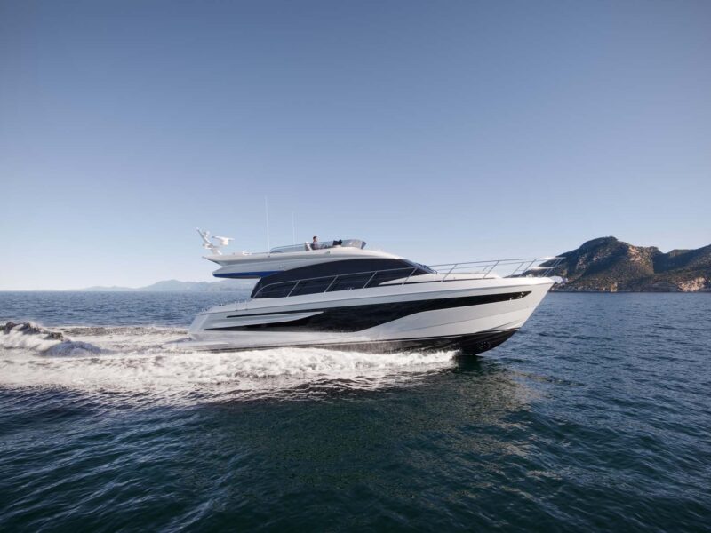 Princess F55: Flybridge kullanımına odaklanan aile yatı