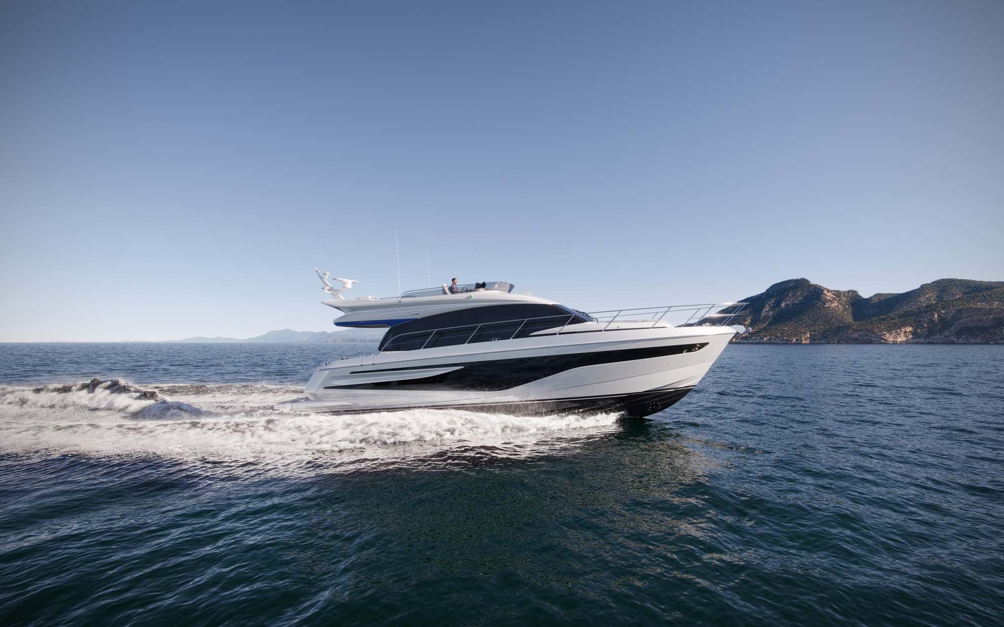 Princess F55: Flybridge kullanımına odaklanan aile yatı
