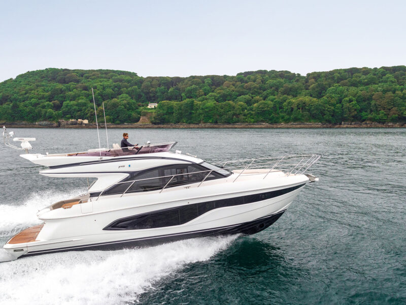 Princess F45: Kompakt flybridge’de dört kişilik konaklama