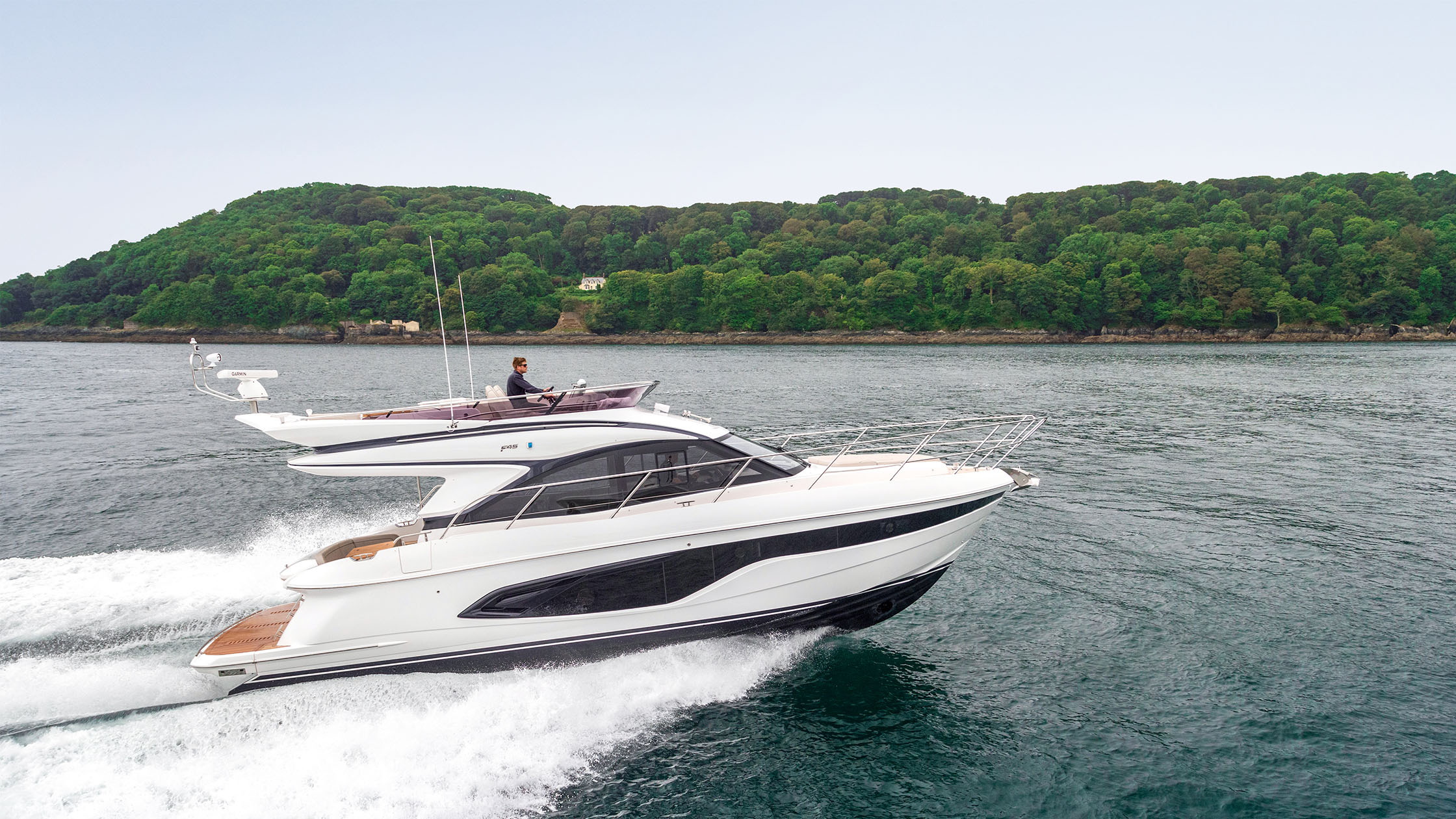 Princess F45: Kompakt flybridge’de dört kişilik konaklama