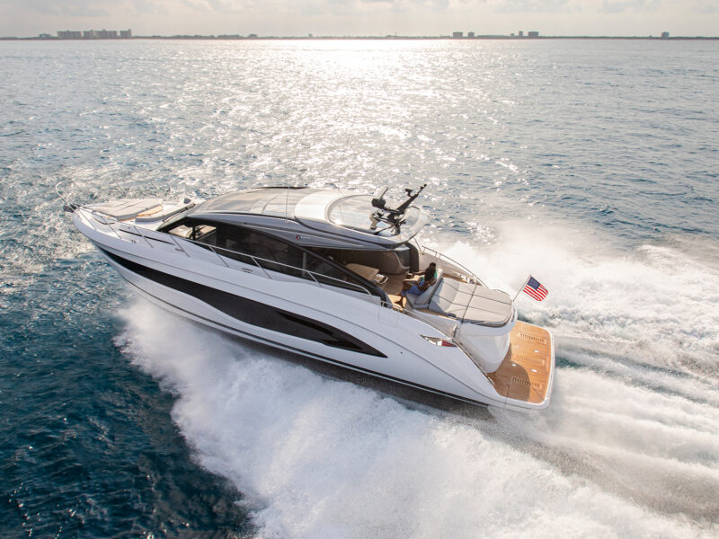 Princess V55: Üç kabinli hızlı motoryat